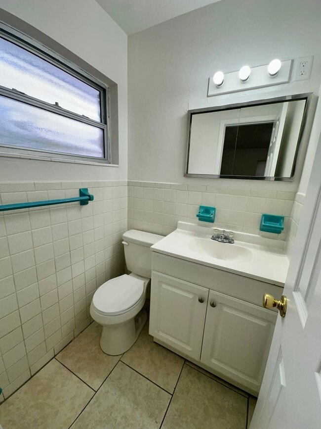 Building Photo - Charming 3-Bedroom, 1.5-Bathroom Home with Stunning Lake Views