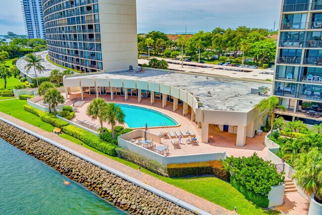 Building Photo - 136 Lakeshore Dr