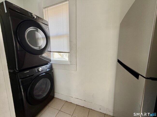 Building Photo - 202 6th St