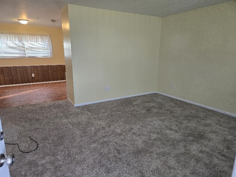 Building Photo - 1249 E Walnut St