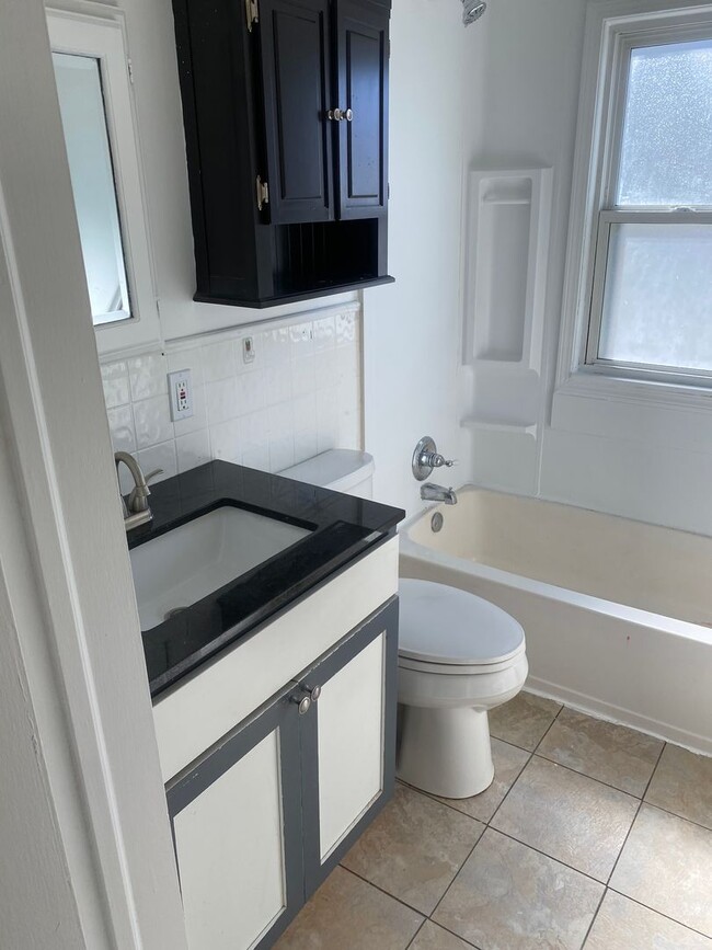 Building Photo - 3 bedroom 2 bath bungalow with basement and garage in Wayne