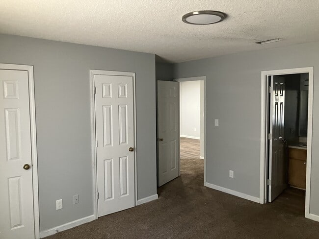 Building Photo - 1051 Gate Cir