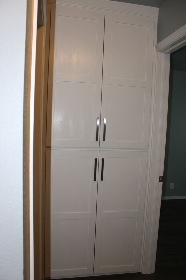 Building Photo - Newly Remodeled! Close to Tinker