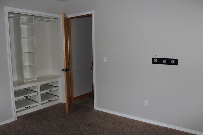 Building Photo - Huge Playroom - Family Room!