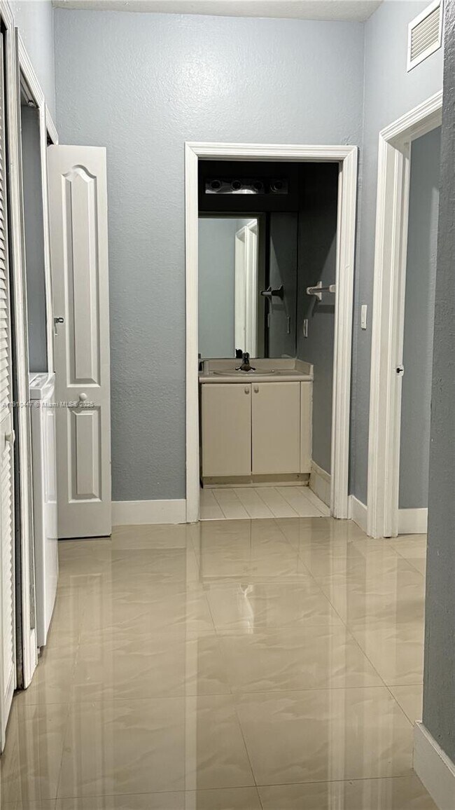 Building Photo - 1692 SE 29th Ct