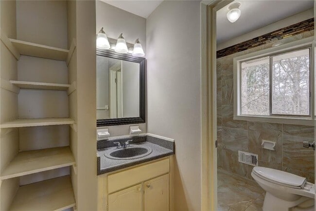 Building Photo - 70 Jonathan Rd