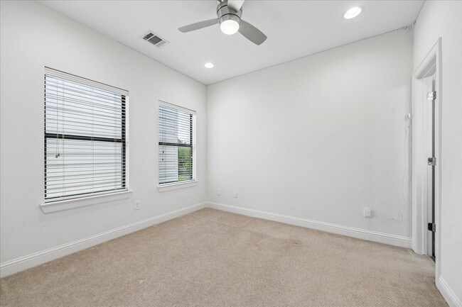 Building Photo - 734 W 20th St