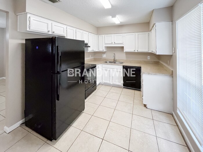 Building Photo - 3931 Hunters Lake Cir W