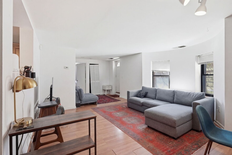 Building Photo - 102 Gainsborough St