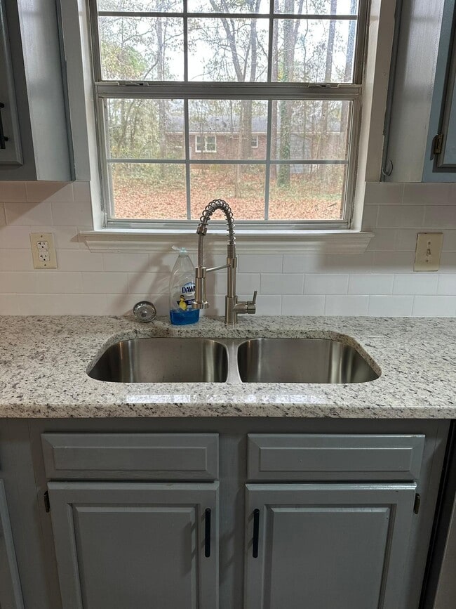 Building Photo - 108 Marshall Dr