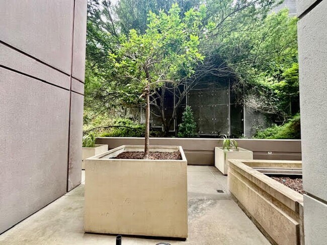 Building Photo - Rare luxury downtown condo w/parking, pool, hot tub and roof deck w/Bay Bridge Views!