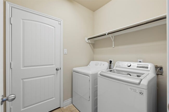 Building Photo - 5619 S Denham Ridge Ln