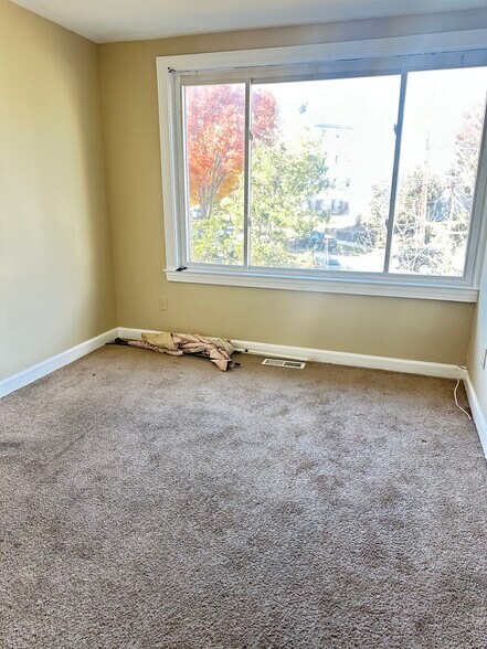 Building Photo - 750 Barnaby St SE