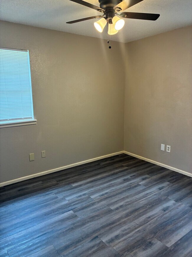 Building Photo - Updated in Central Lubbock