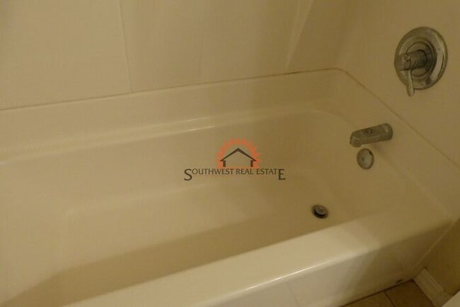 Building Photo - Spacious- 2 bedroom 2.5 bath 1 car garage apartment