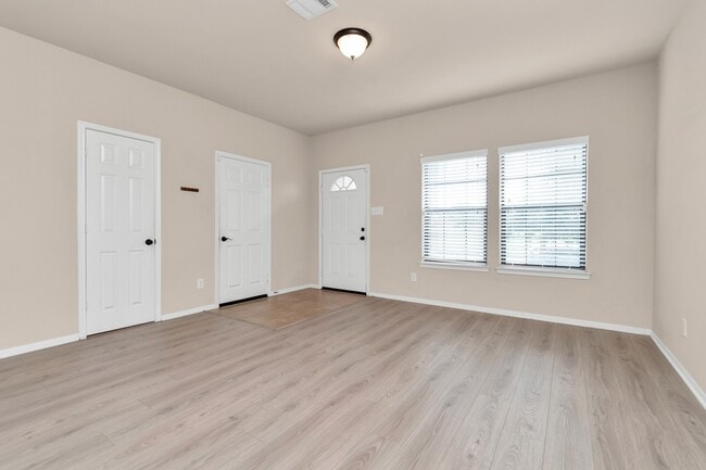 Building Photo - 5635 Round Robin Dr