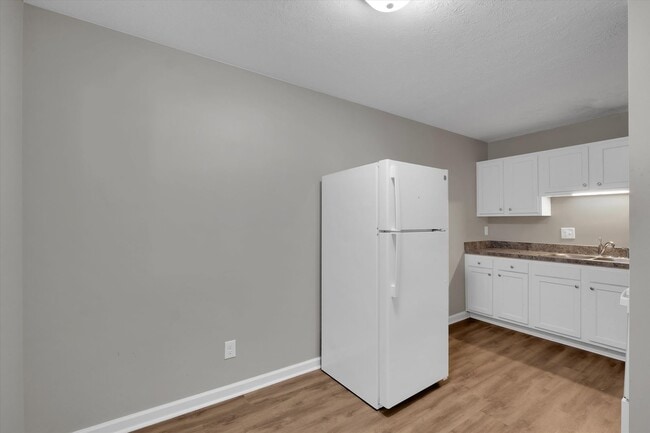 Building Photo - Spacious 1–3 Bedroom Apartments in South Louisville | Cedar Chase
