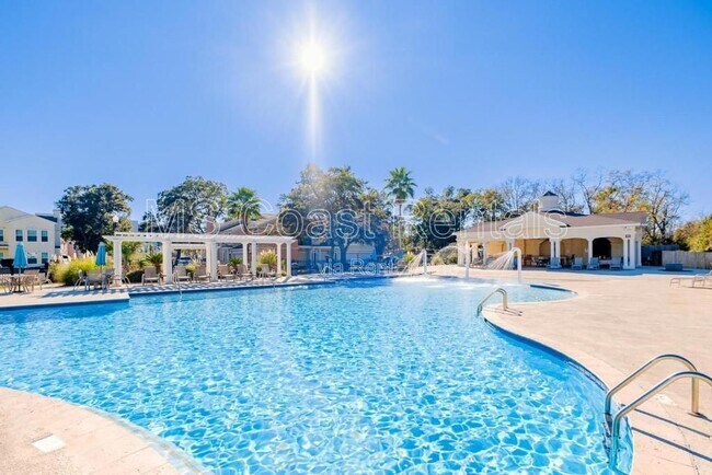 Building Photo - 2252 Beach Dr