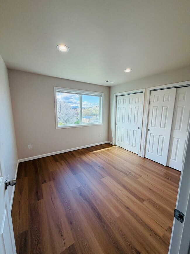 Building Photo - Well-designed 3BD/2BA newer build offers a fantastic layout with flexible living space.