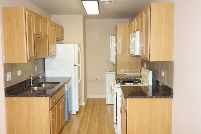 Building Photo - 300 Meadow Ct