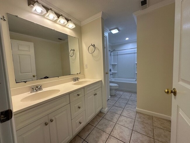 Building Photo - Freshly Updated 4 Bedroom Lower-Level Unit in Oak Ridge – Spacious & Move-In Ready