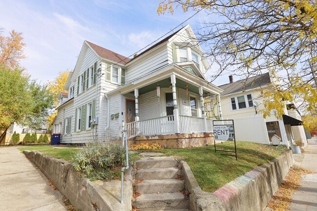 Primary Photo - 1027 Fulton St E