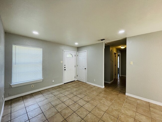 Building Photo - 4822 Hemphill Dr