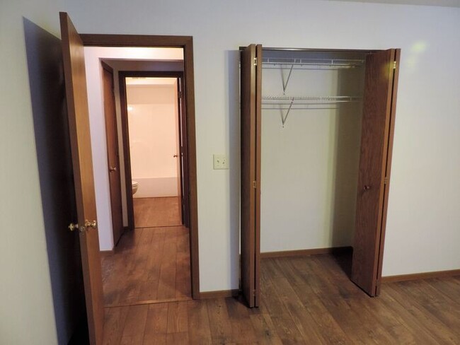 Building Photo - $1095 | 2 Bedroom, 1 Bathroom Condo | Pet ...