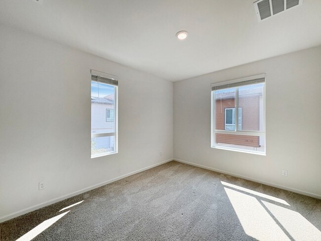 Building Photo - Beautiful 3B/2.5BA Townhome in Vista for R...