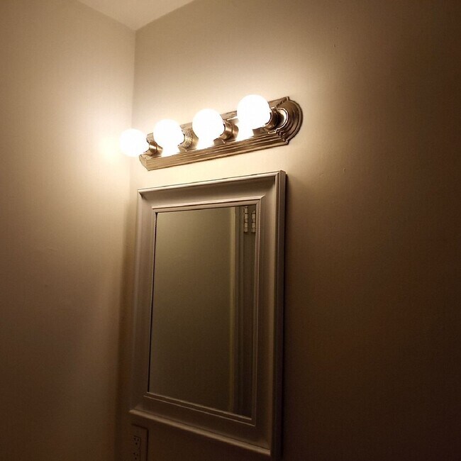 Building Photo - 1017 W End Blvd