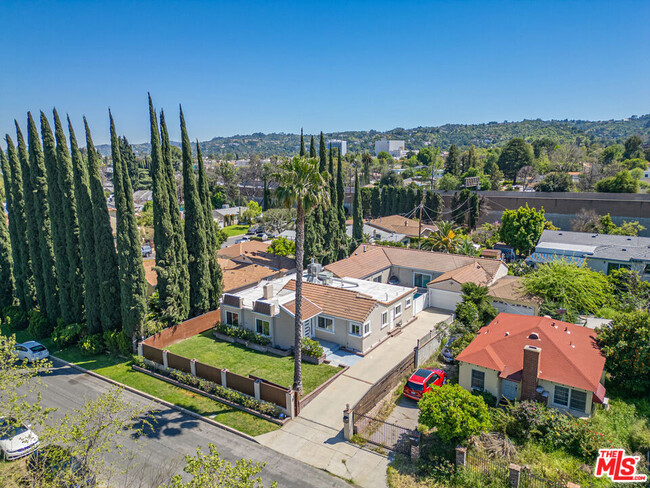 Building Photo - 15042 Valleyheart Dr