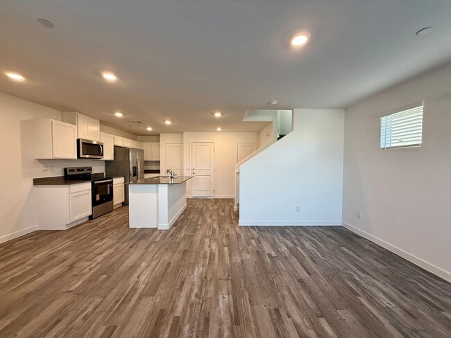 Building Photo - BRAND NEW 3 BED 2.5 BATH 2 CAR GARAGE TOWNHOUSE W/ LOFT IN CADENCE COMMUNITY