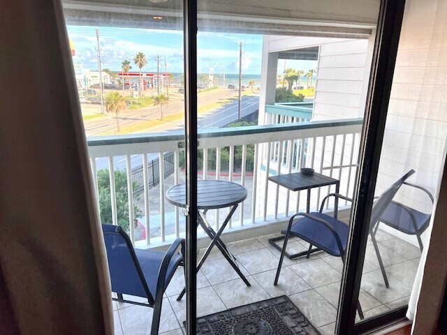 Building Photo - 6102 Seawall Blvd