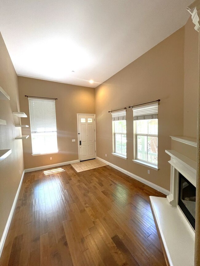 Building Photo - Stunning 3 Bedroom 2.5 Bath Town Home in p...
