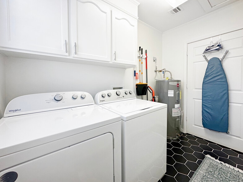 Building Photo - 402 Wallace Dean Rd