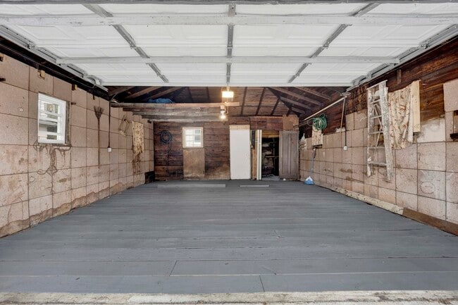 Building Photo - 5015 W Montrose Ave