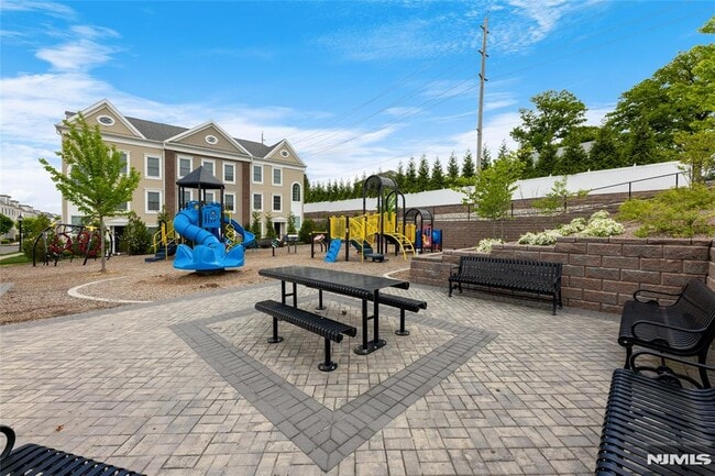 Building Photo - 60 Roosevelt Dr