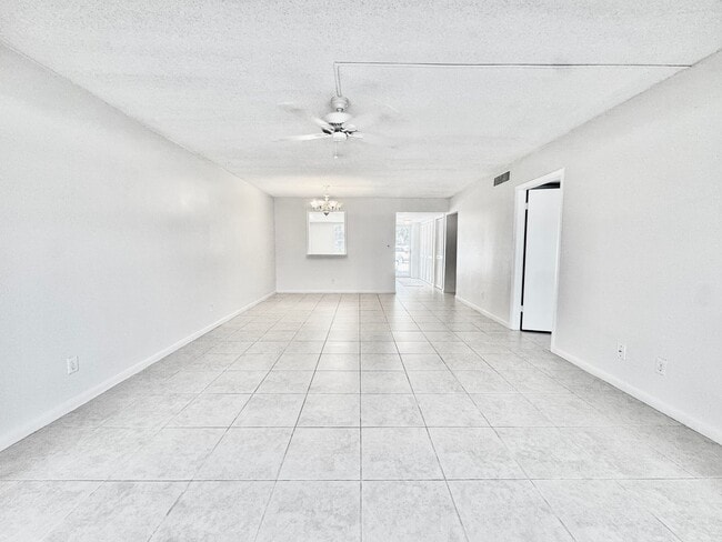 Building Photo - Charming 2 bed/ 2 bath in Royal Palm Villas