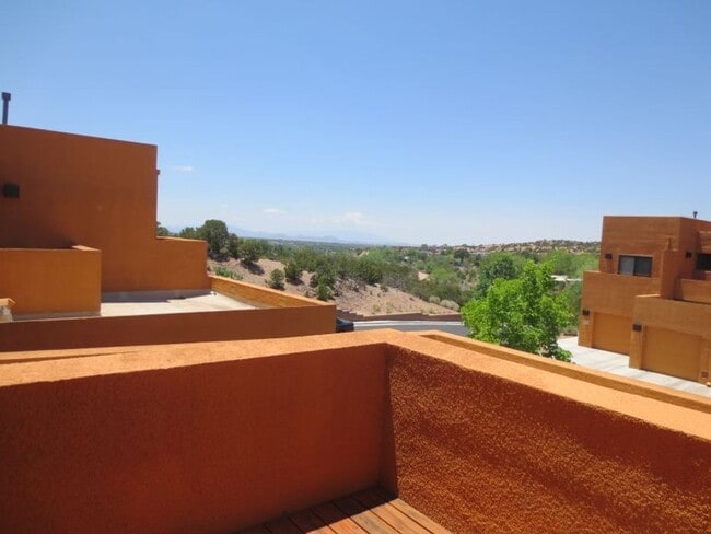 Building Photo - 601 Circulo De Morelia