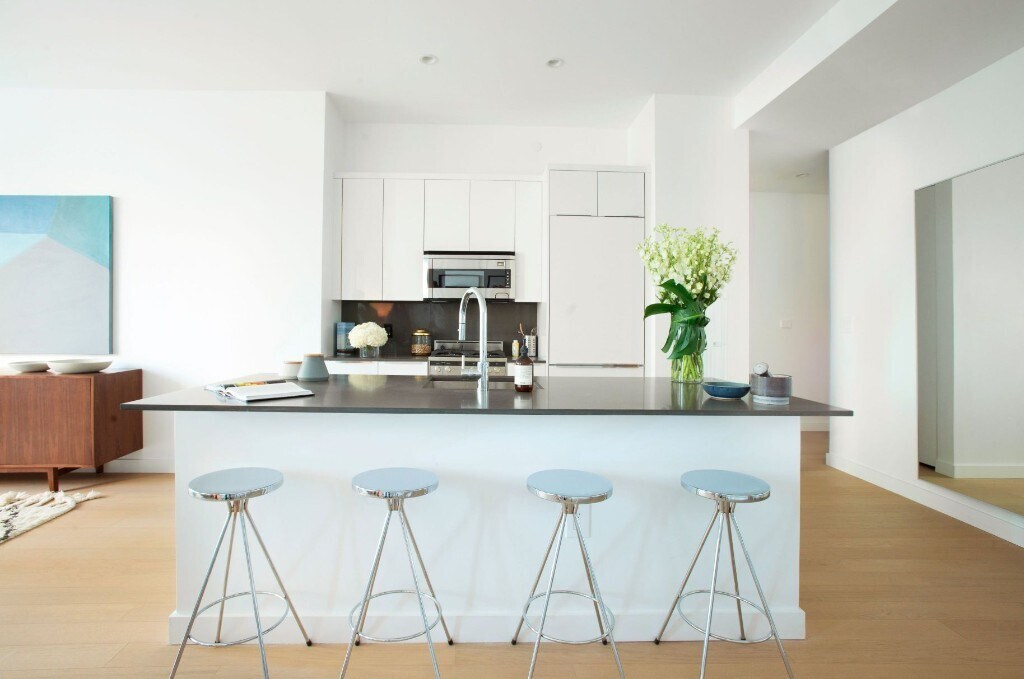 Building Photo - 180 John St