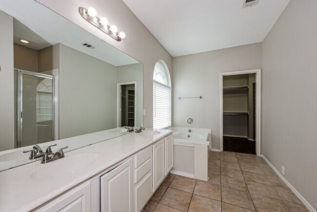 Building Photo - 3000 Vicksburg Ln