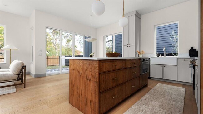 Building Photo - 4901 Gladeview Dr