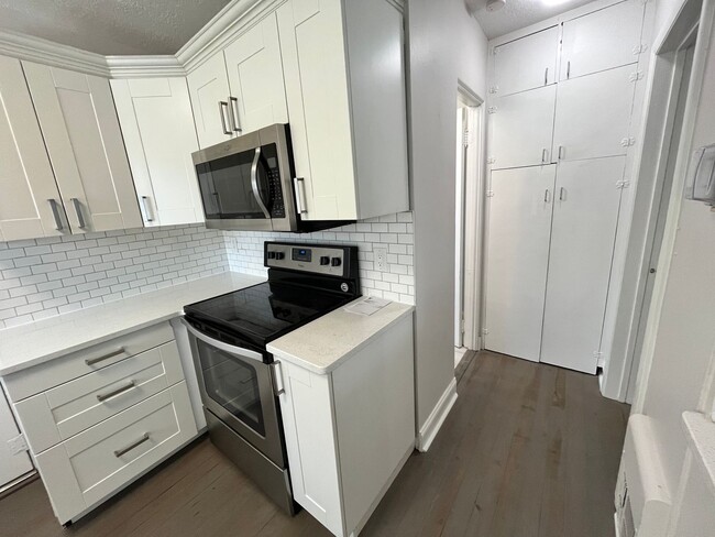 Building Photo - Above Detached Garage 1/1 in Colonialtown North