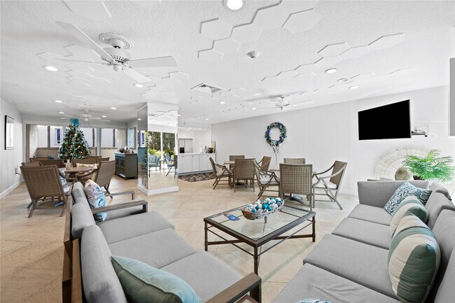 Building Photo - 1069 Hillsboro Mile