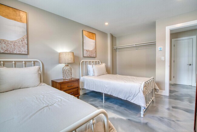 Building Photo - 126 Mango St