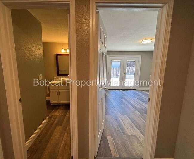 Building Photo - 2066 Southridge Ct