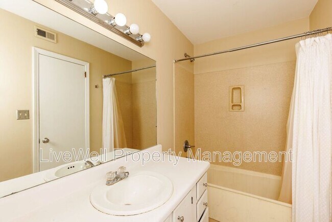 Building Photo - 401 Skyview Dr