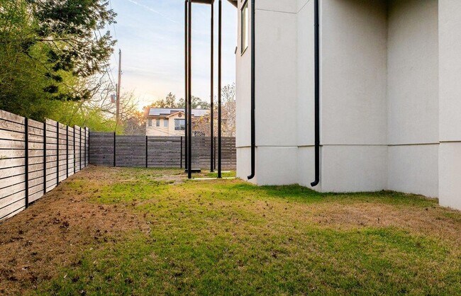 Building Photo - 12885 Park Dr