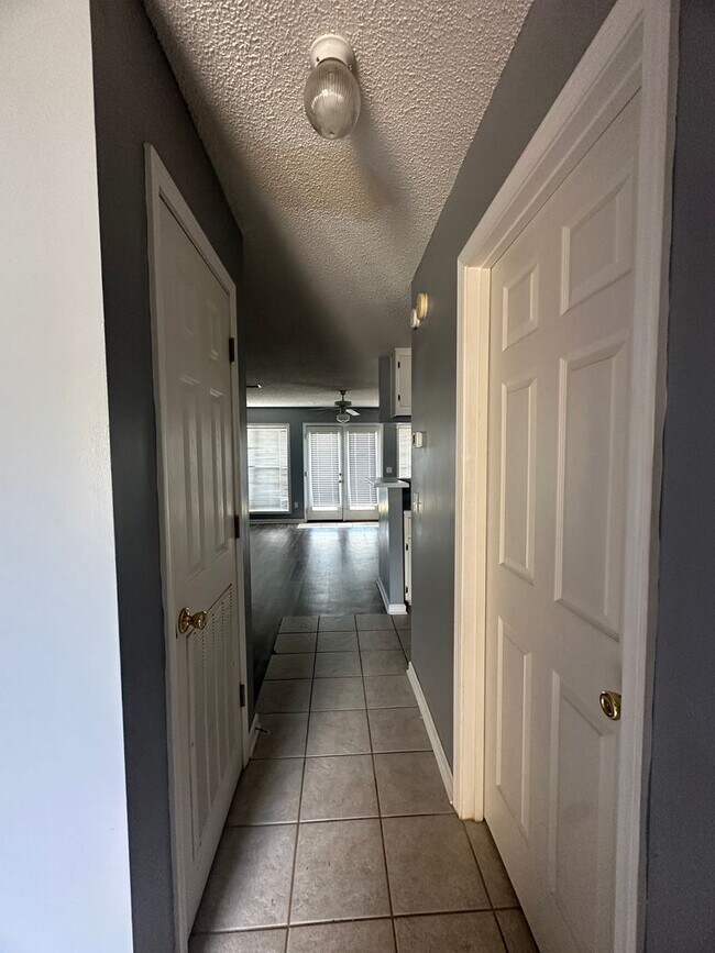 Building Photo - 105 S Spring View Dr