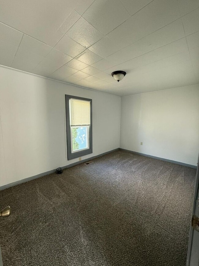 Building Photo - Nicely updated and spacious 3 bedroom hous...